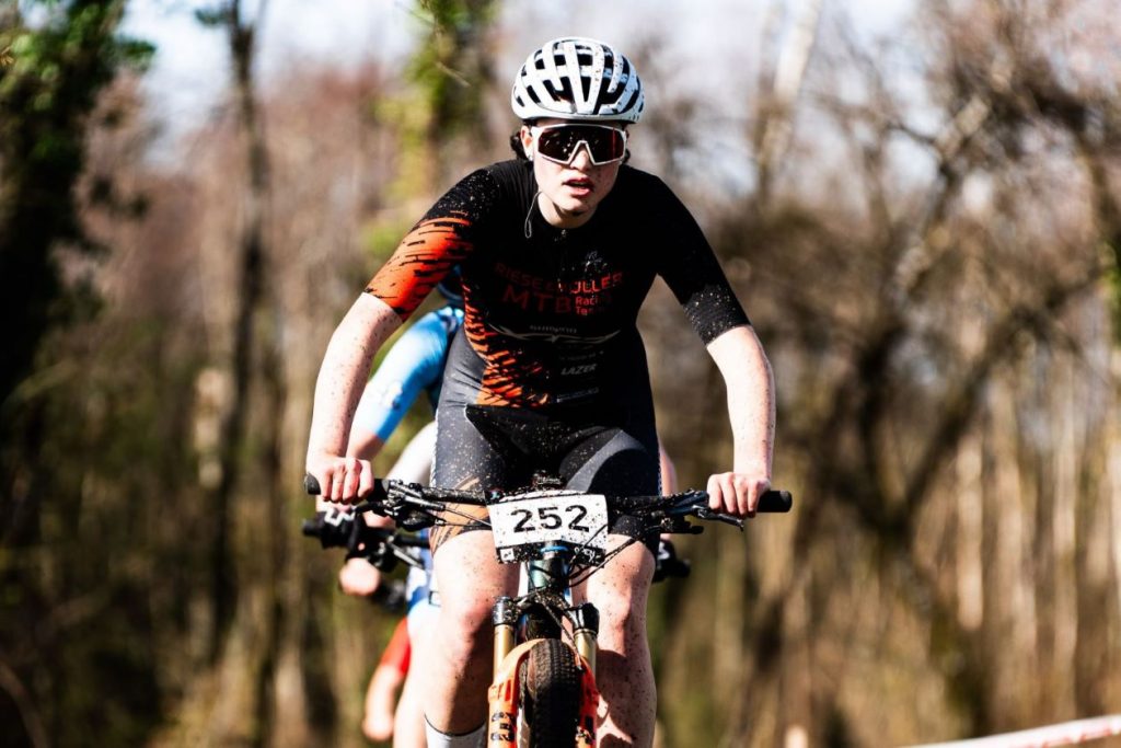 Rosalie Sporn beim Rennen der UCI XCO Junior Series in Gueret (Frankreich)